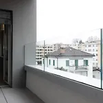 Апартаменти Urban By Quokka 360 - Modern With Private Parking