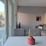 Апартаменти Urban By Quokka 360 - Modern With Private Parking