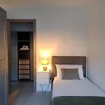 Апартаменти Urban By Quokka 360 - Modern With Private Parking *