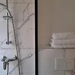 Urban By Quokka 360 - Modern With Private Parking Апартаменти