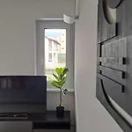Апартаменти Urban By Quokka 360 - Modern With Private Parking