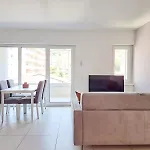 Urban By Quokka 360 - Modern With Private Parking Апартаменти *