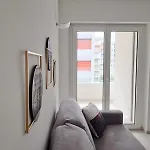 Апартаменти Urban By Quokka 360 - Modern With Private Parking *
